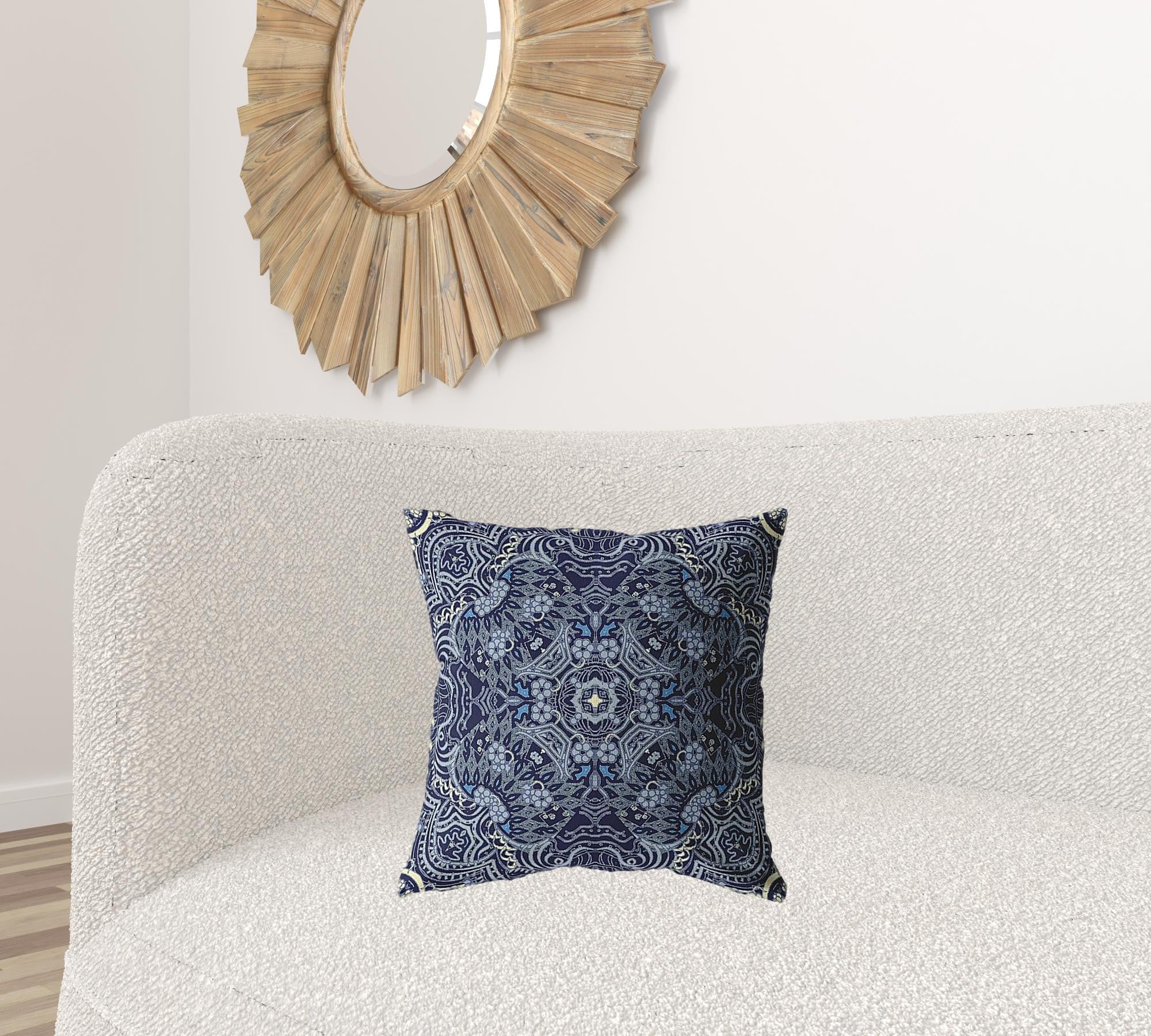 Cojín de gamuza con cremallera adornado Indigo Boho de 18 "