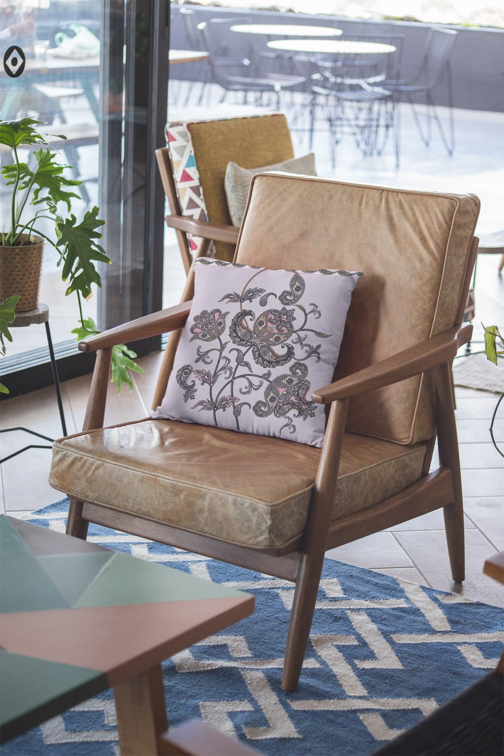 Cojín de gamuza con cremallera de flores silvestres blancas grises de 18 "