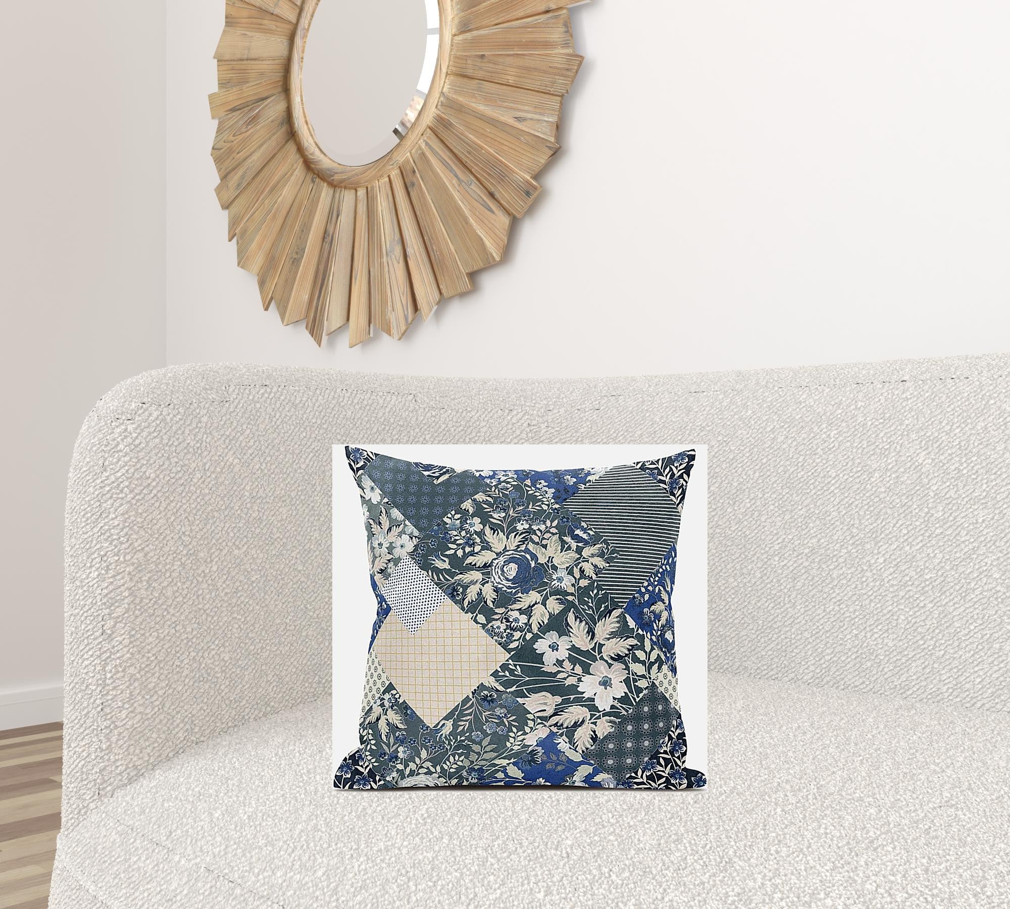 Cojín de gamuza gris crema floral de 18"