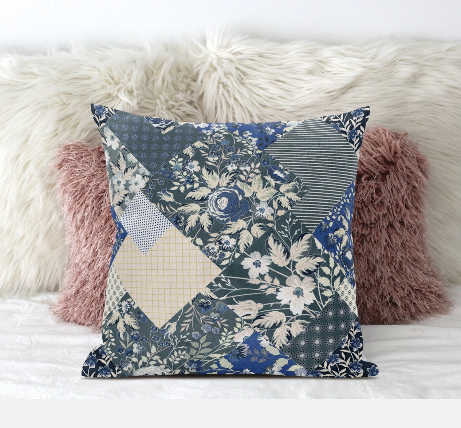 Cojín de gamuza gris crema floral de 18"