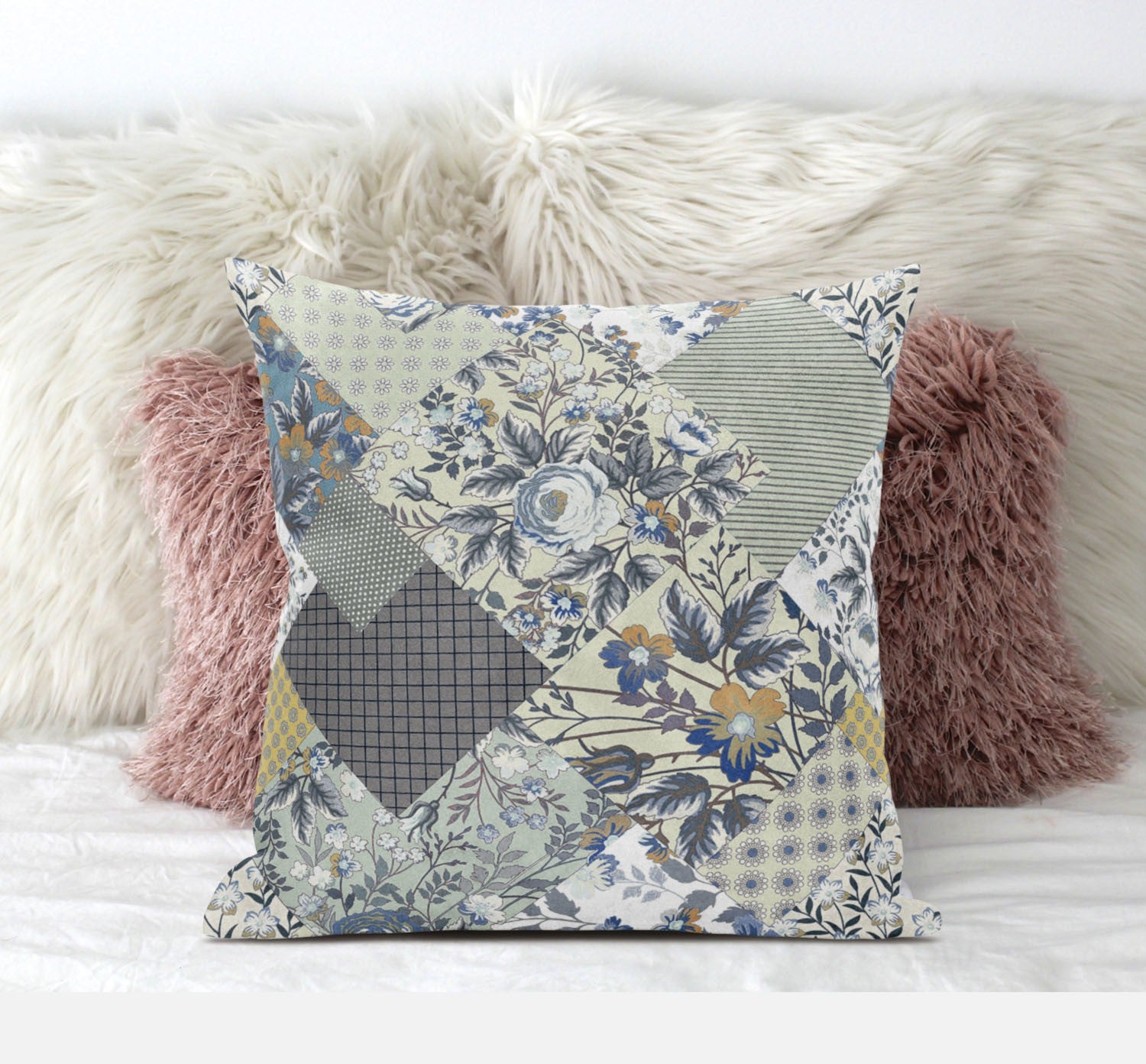 18 英寸鼠尾草奶油色花卉絨面革抱枕