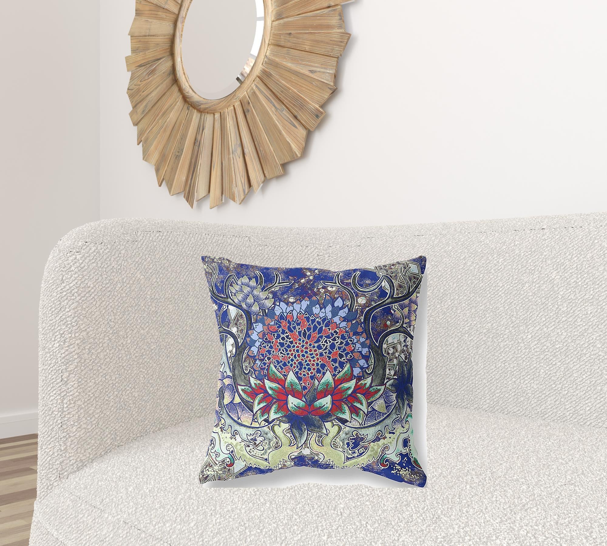 Cojín de gamuza con flores rojas y azules de 18.0 in.