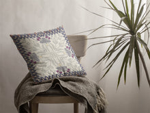 Cojín de gamuza con marco floral gris de 18