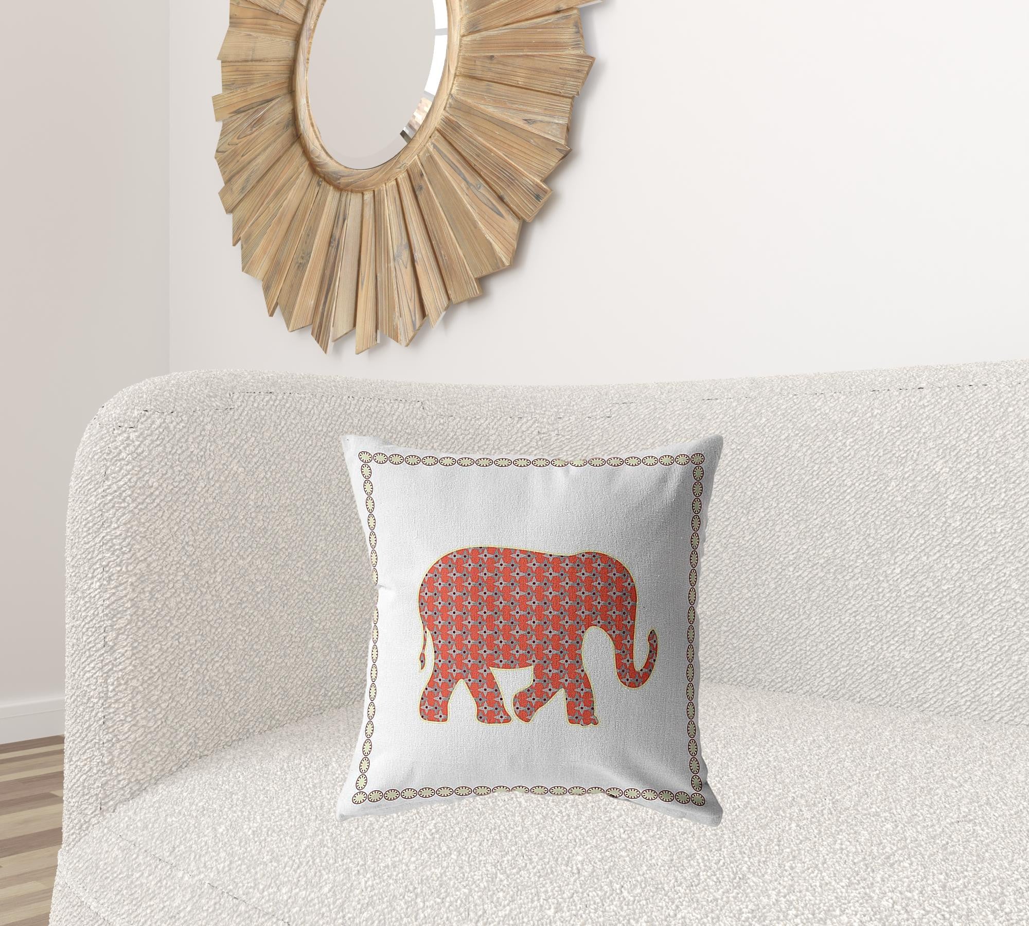 Cojín de gamuza boho de elefante naranja y blanco de 18.0 in.