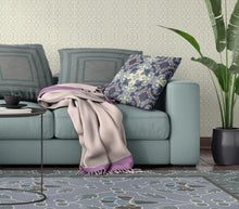 Cojín de gamuza con cremallera floral azul y blanco roto de 18 