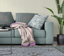 Cojín de gamuza con costura soplada Paisley gris y rosa de 18 