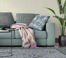 Cojín de gamuza con costura soplada Paisley gris y blanco de 18 