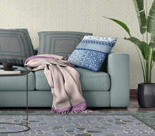 18 英寸藍白色貼片吹製封閉式絨面革抱枕