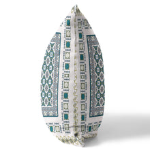 18 英寸 X 18 英寸白色和綠色花朵吹縫絨面革抱枕