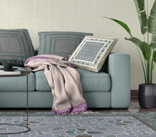 18 英寸 X 18 英寸白色和綠色花朵吹縫絨面革抱枕