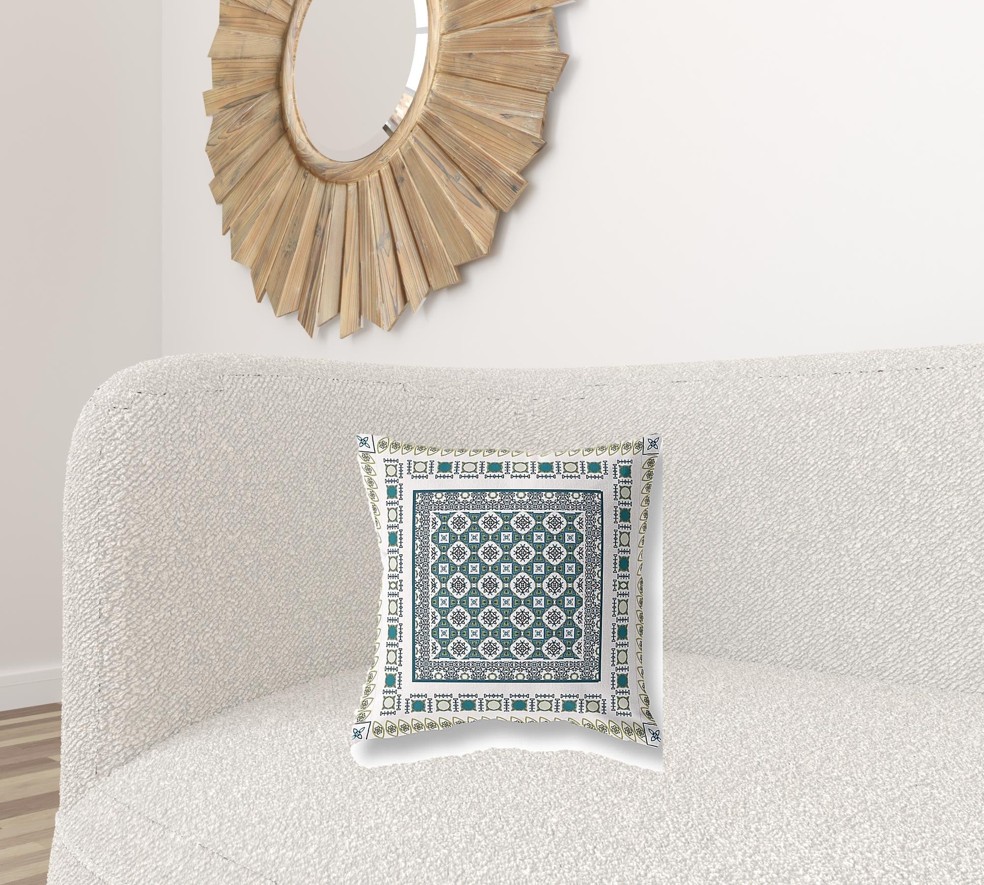 18 英寸 X 18 英寸白色和綠色花朵吹縫絨面革抱枕