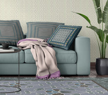 Cojín de gamuza con costura soplada floral azul y beige de 18 