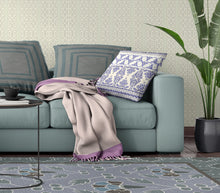 18 英寸 X 18 英寸白色和藍色模板吹製接縫絨面革抱枕