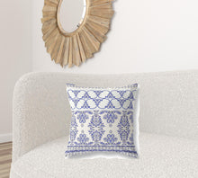 18 英寸 X 18 英寸白色和藍色模板吹製接縫絨面革抱枕