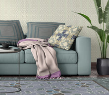 18 英寸 X 18 英寸奶油色和藍色花朵吹縫絨面革抱枕