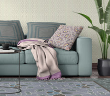 18 英寸 X 18 英寸柔和紫色和黃色花朵吹縫絨面革抱枕