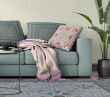 18 英寸 X 18 英寸紫色和紅色抽象吹縫絨面革抱枕