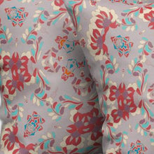 18 英寸 X 18 英寸紫色和紅色抽象吹縫絨面革抱枕