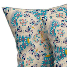 18 英寸 X 18 英寸米白色和藍色抽象吹縫絨面革抱枕