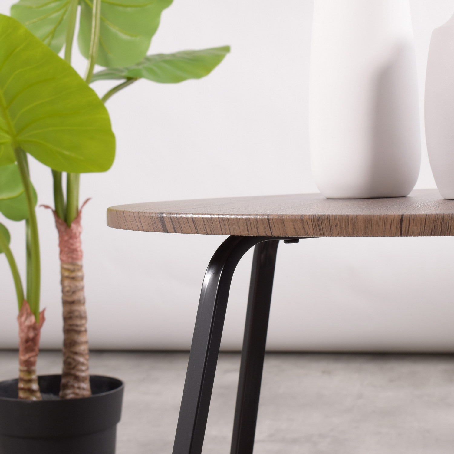 Mesa auxiliar redonda de acero y madera fabricada en negro y marrón oscuro de 18"