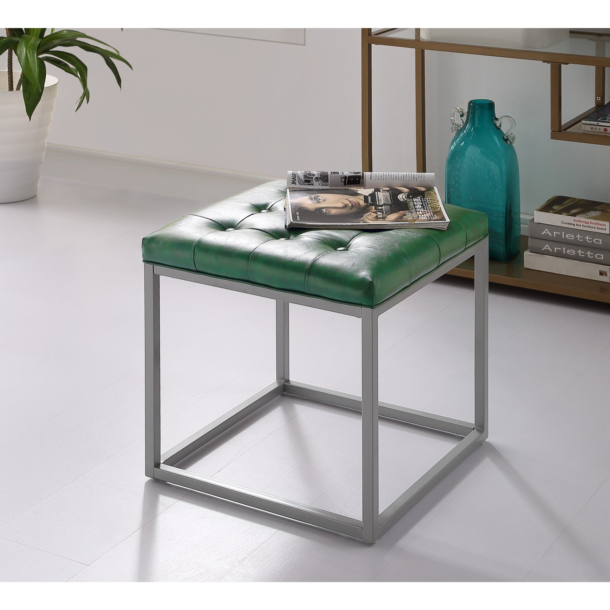 Otomana de cubo plateado y piel sintética verde de 18"