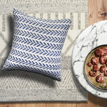 兩個 18 英寸 X 18 英寸白色 V 形拉鍊 100% 棉抱枕