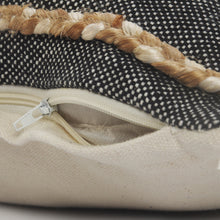 Juego de dos cojines de yute con cremallera y rayas negras - 24