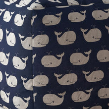 Pouf otomano de ballena de sarga azul y blanca de 17