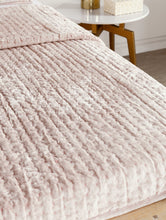 Pink Queen Polyester Warp:-60Le Weft:- 60Le, Reed:- 55, Picks:- 55 Gsm-120 Thread Count Machine Washable Down Alternative Comforter